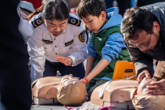 云南省急救中心的醫(yī)師講授心肺復(fù)蘇方法技巧。新華社記者 胡超 攝