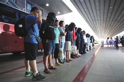 團(tuán)伙“賣考試答案”騙款近200萬(wàn) 技術(shù)公司成幫兇 團(tuán)伙“賣考試答案”騙款近200萬(wàn) 技術(shù)公司成幫兇