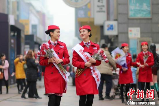 四川一高校開“浪漫”課 情人節(jié)賣花掙學(xué)分 四川一高校開“浪漫”課 情人節(jié)賣花掙學(xué)分