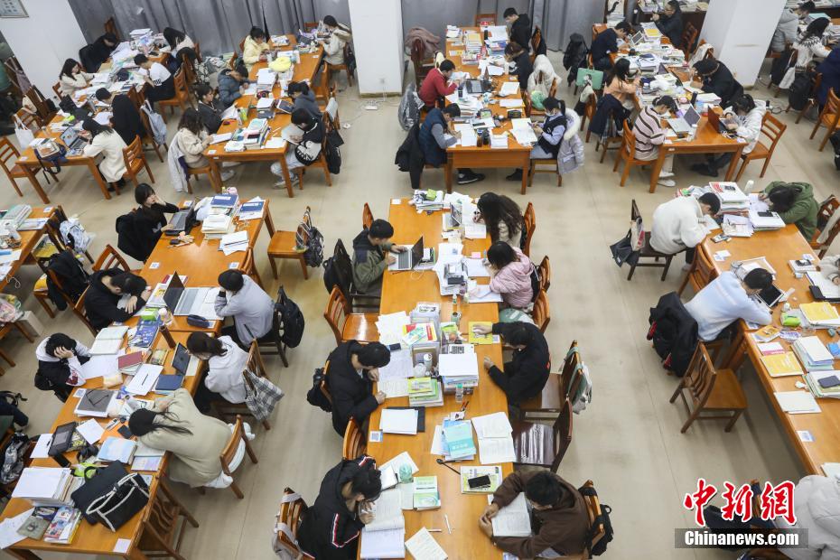 資料圖：眾多考研學(xué)生在南昌大學(xué)圖書館的自習(xí)室內(nèi)復(fù)習(xí)備考。 劉力鑫 攝