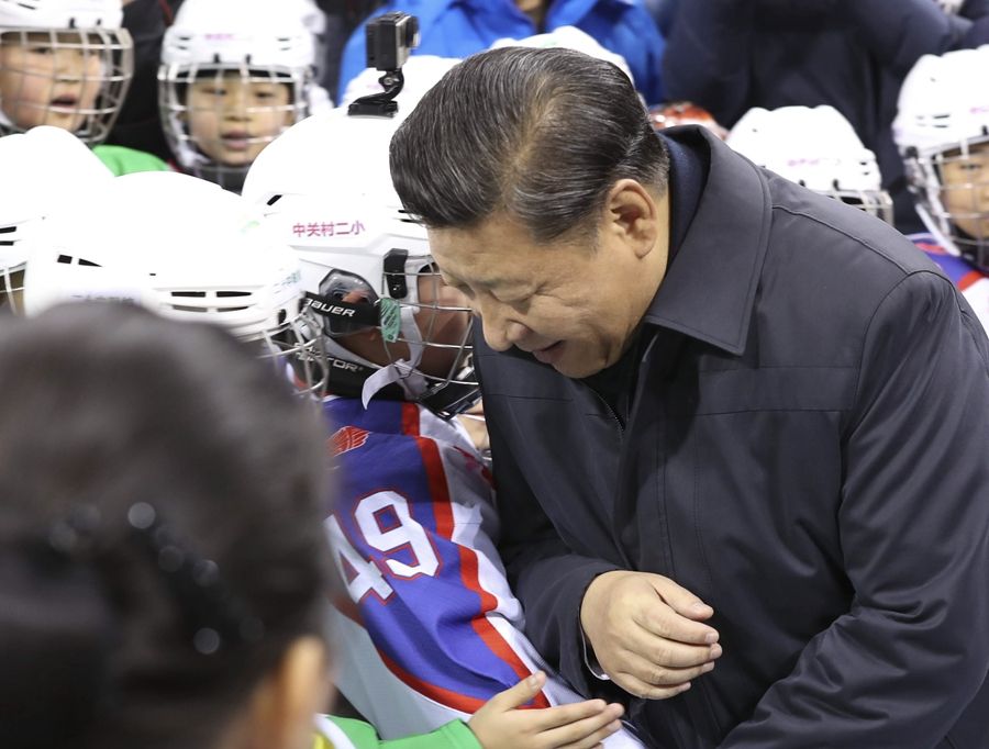 2017年2月24日,習近平總書記在北京五棵松體育中心考察時同青少年冰球愛好者“撞肩”,表示相互問候。
