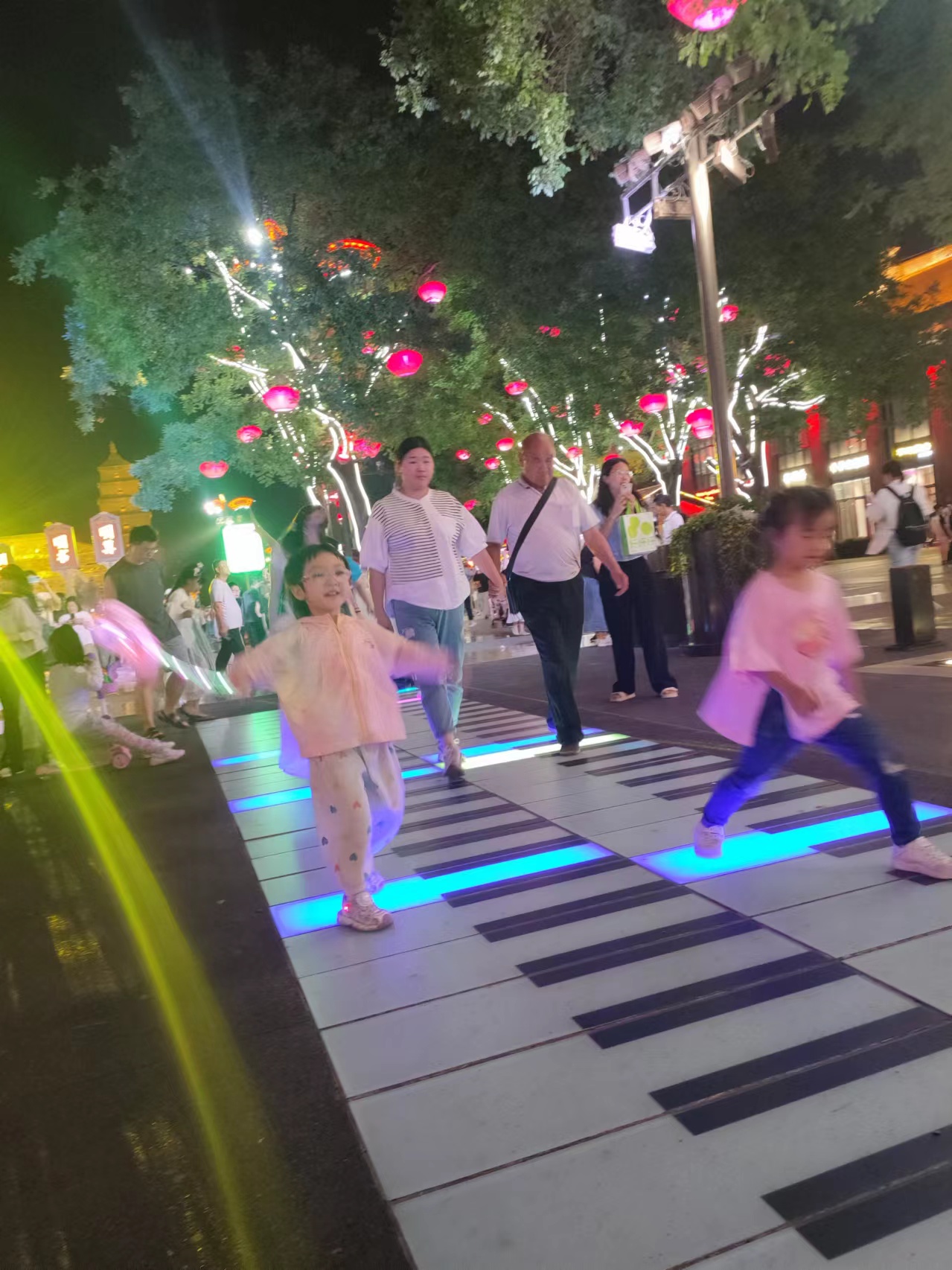 人們?cè)谖靼泊筇撇灰钩遣叫薪稚⒉?。人民網(wǎng)記者 喬業(yè)瓊攝