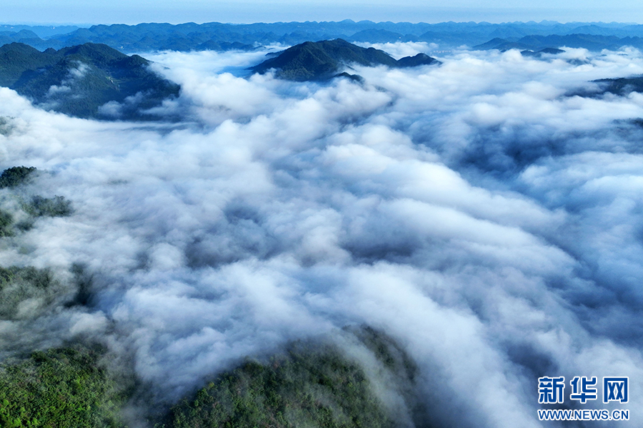 重慶:八月里云海流瀑 瞰群山如畫