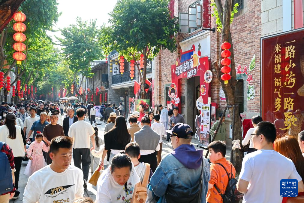 2月22日，市民游客在福州上下杭?xì)v史文化街區(qū)參觀游覽。新華社記者林善傳 攝