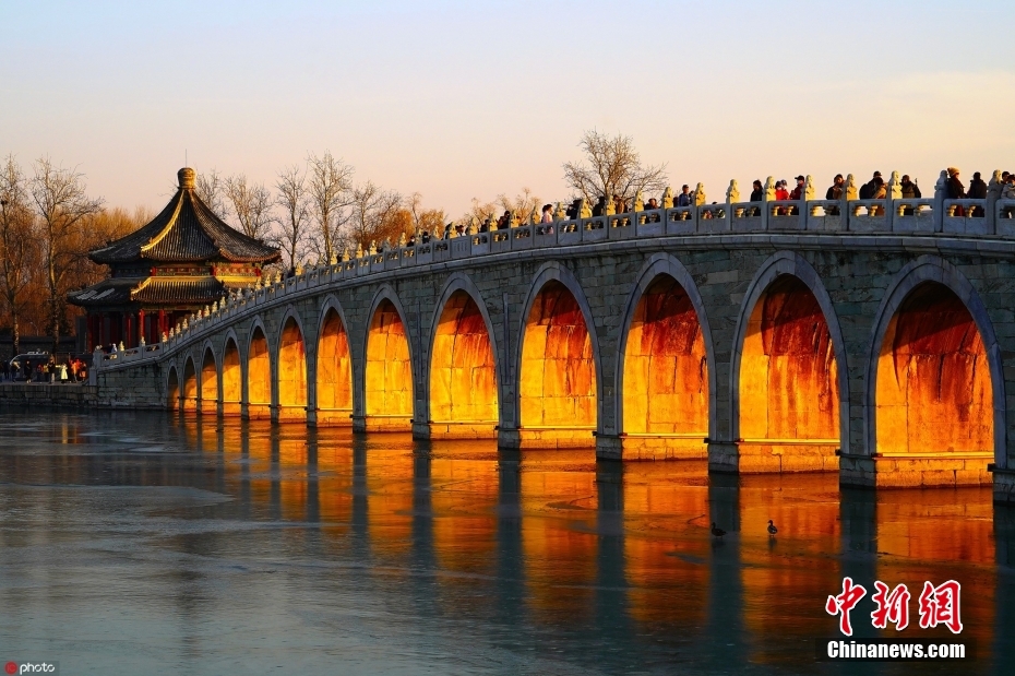 北京頤和園十七孔橋現(xiàn)“金光穿洞”美景
