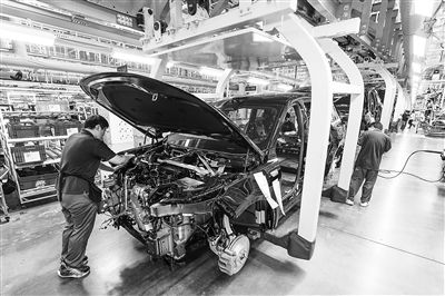某新能源汽車智能制造基地總裝車間，工作人員正在工作。新華社記者 李博 攝