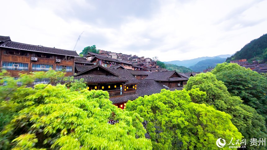 6 穿越機(jī)視角下的西江千戶(hù)苗寨。人民網(wǎng)記者 涂敏 攝