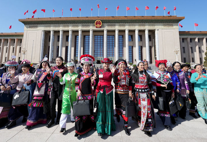 2024年3月8日,十四屆全國人大二次會(huì)議第二次全體會(huì)議結(jié)束后,女代表在北京人民大會(huì)堂前合影留念。新華社記者 王毓國 攝