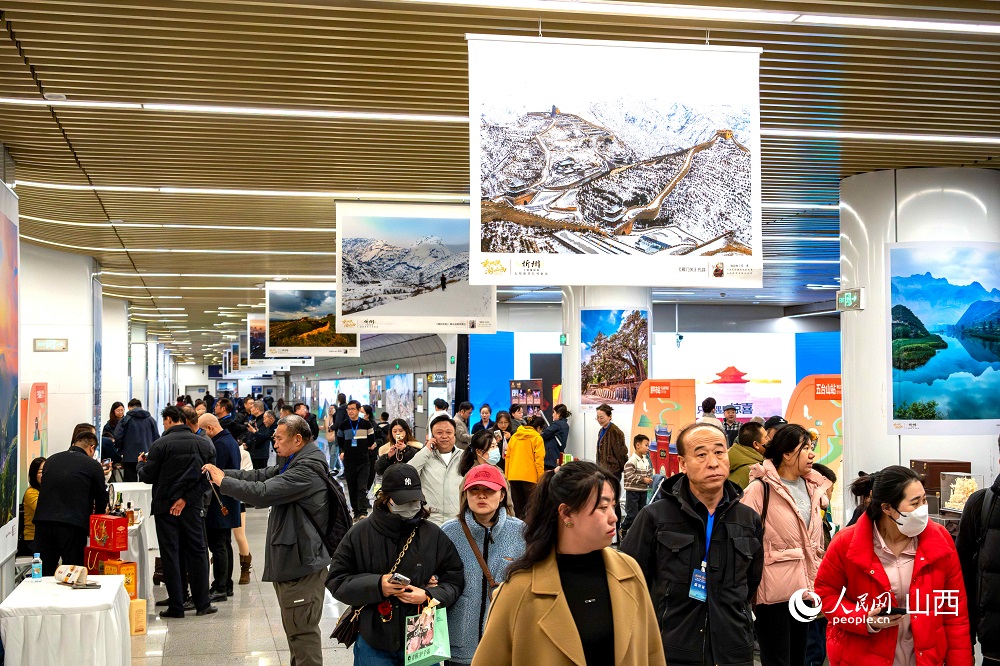 “相約忻州·盡享冬韻”暨“乘地鐵游山西”主題攝影展（忻州）在太原地鐵長風(fēng)街站啟幕。