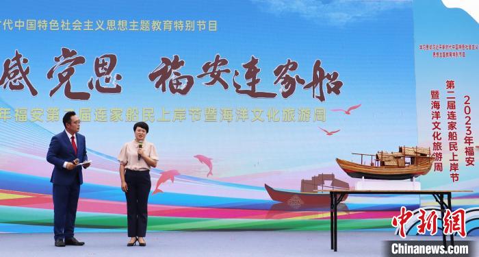 村民分享連家船民“搬上來(lái)、住下來(lái)、富起來(lái)”的故事和難忘經(jīng)歷?！×珠派?攝
