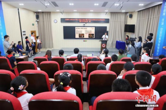 廣州中醫(yī)藥大學(xué)副校長(zhǎng)、廣東省中醫(yī)院院長(zhǎng)張忠德向?qū)W生講述“抗戰(zhàn)中的中醫(yī)藥”。吳遠(yuǎn)團(tuán) 攝