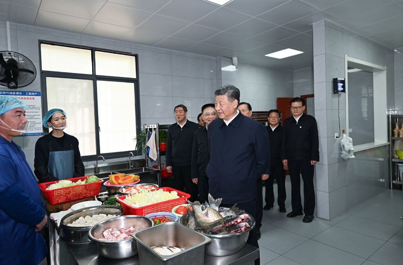 2024年11月5日,習(xí)近平總書記在湖北咸寧市嘉魚縣潘家灣鎮(zhèn)四邑村養(yǎng)老服務(wù)驛站食堂考察。