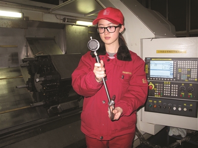 “最年輕省勞?!被啬感.?dāng)教師 被學(xué)生稱為“班主任學(xué)姐” “最年輕省勞模”回母校當(dāng)教師 被學(xué)生稱為“班主任學(xué)姐”