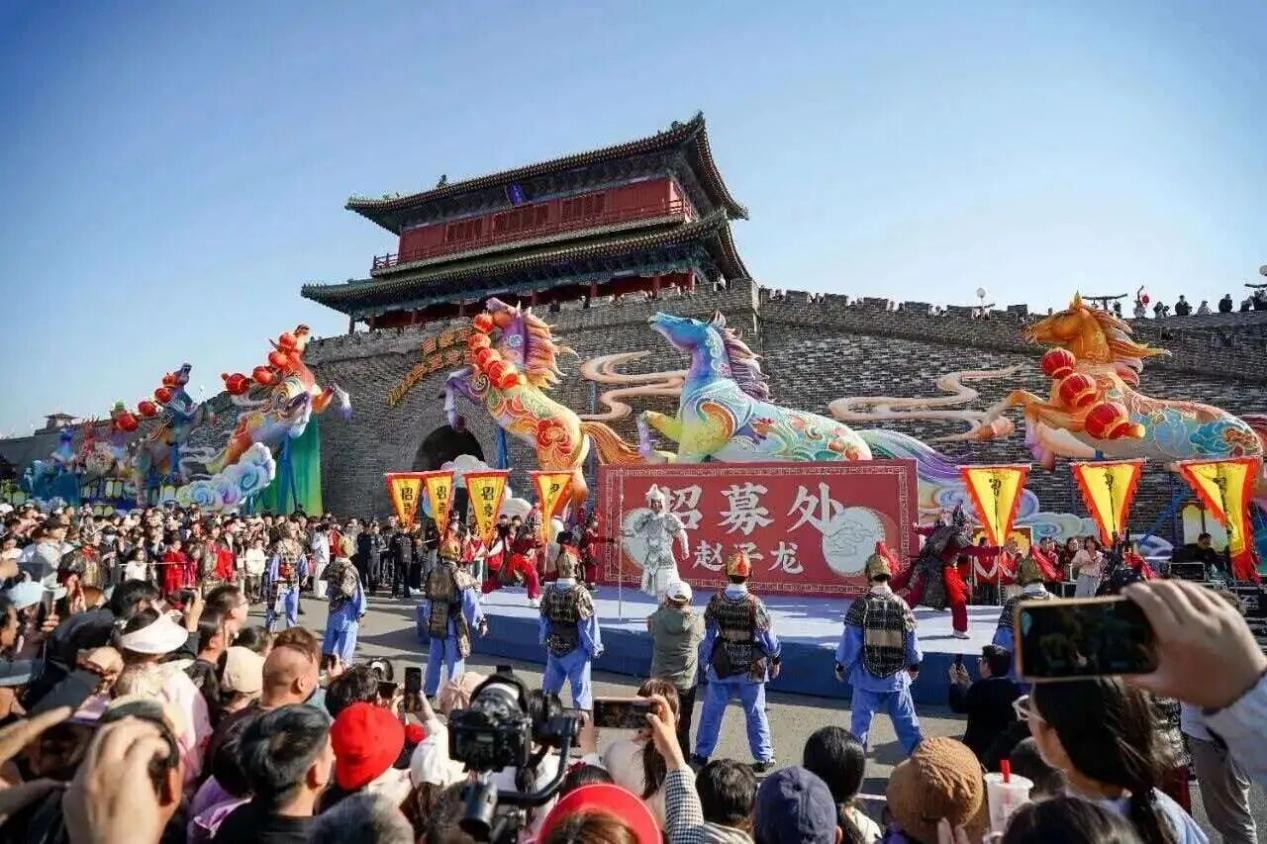 “五一”假期，河北正定南城門，“當一天趙子龍的兵”招募現場人頭攢動。河北省文化和旅游廳供圖