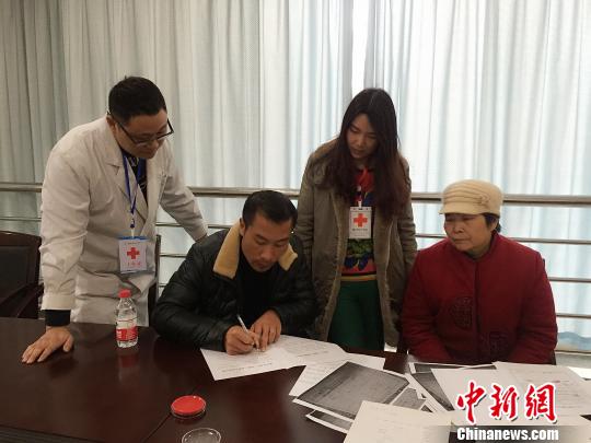 小月的父親和奶奶填寫遺體和器官捐獻(xiàn)志愿書。重慶紅會(huì)供圖