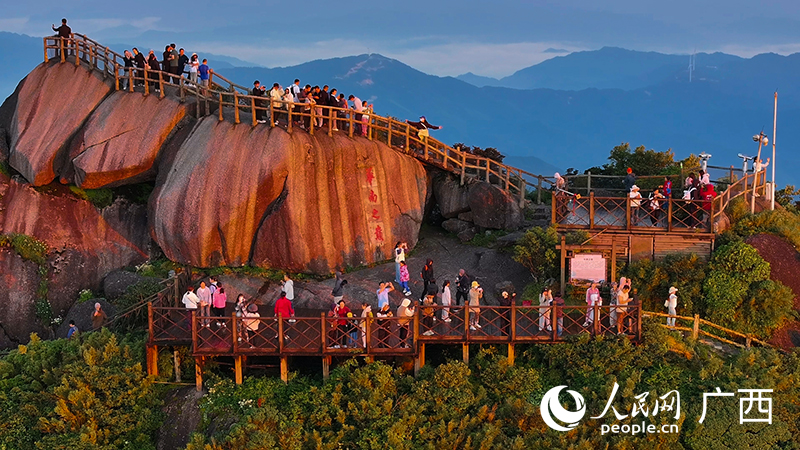 游客在觀賞日出。人民網(wǎng) 雷琦竣攝