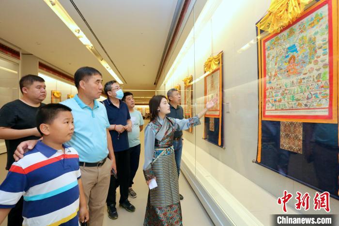 “藏韻瑰寶”藏醫(yī)四部醫(yī)典唐卡珍品展現(xiàn)場?！⒖∩n 攝