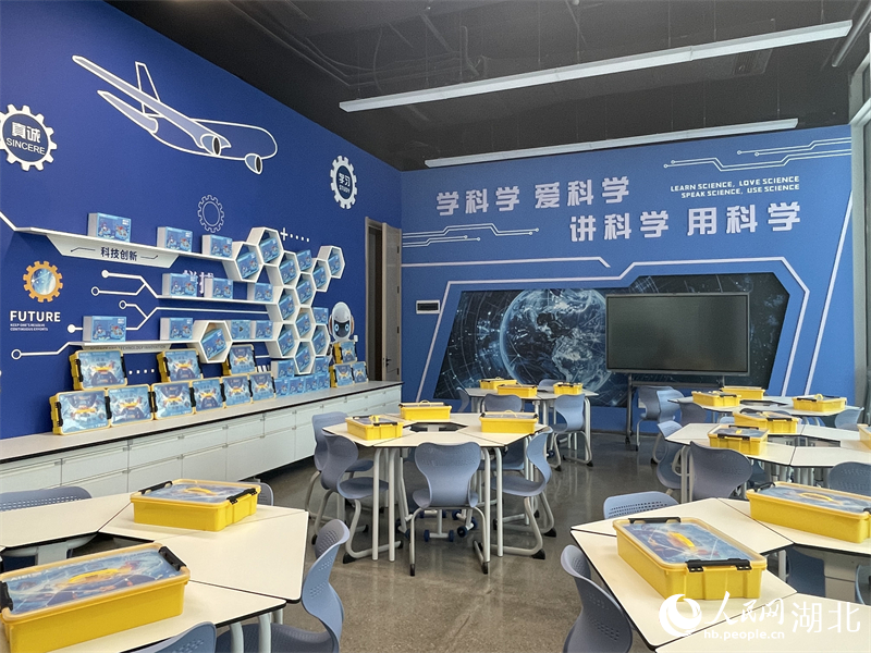 “夢幻靈境”AI展演中心研學教室。人民網(wǎng)記者 周恬攝