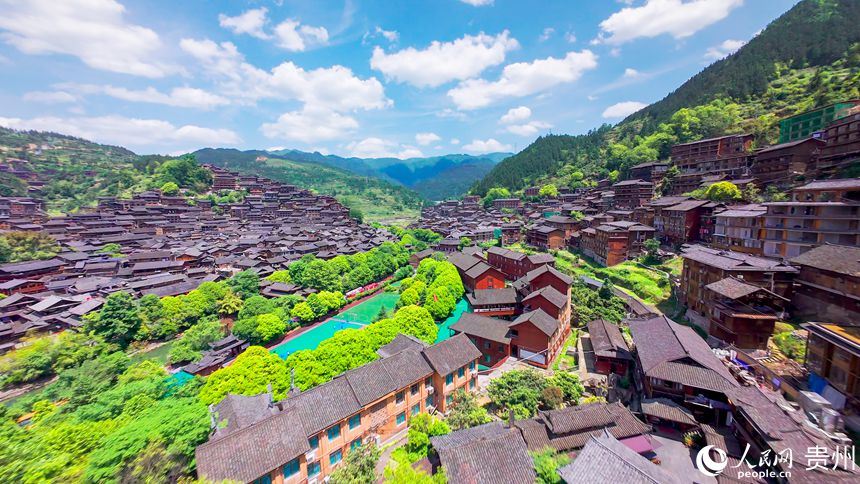 1 穿越機(jī)視角下的西江千戶(hù)苗寨。人民網(wǎng)記者 涂敏 攝