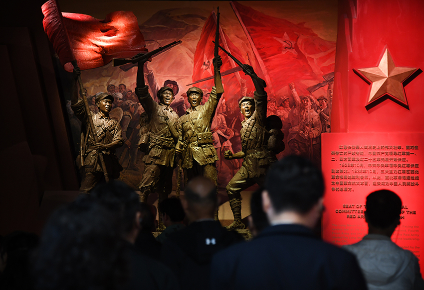 圖為2024年5月9日,游客在延安革命紀(jì)念館參觀。 新華社記者 張博文 攝