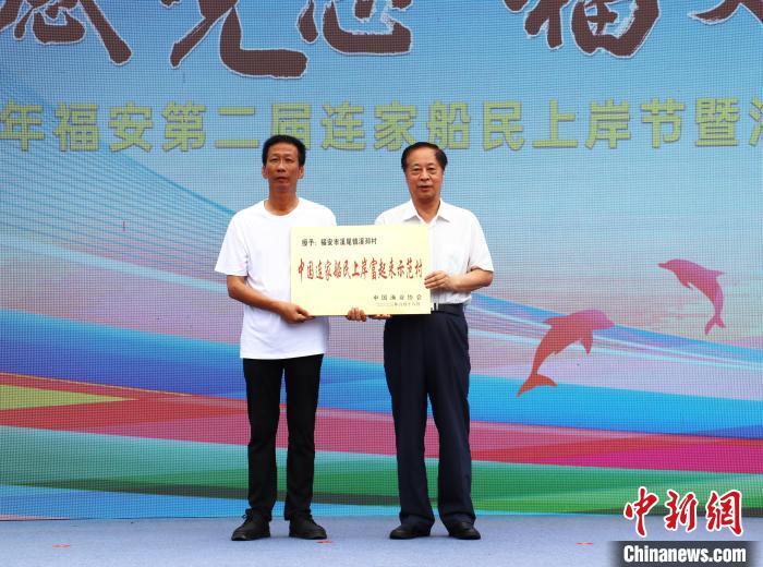 溪邳村獲“中國(guó)連家船民上岸富起來(lái)示范村”榮譽(yù)稱號(hào)?！×珠派?攝