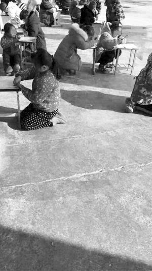 學生寒冬教室外跪地寫作業(yè) 校方:不存在體罰 學生寒冬教室外跪地寫作業(yè) 校方:不存在體罰