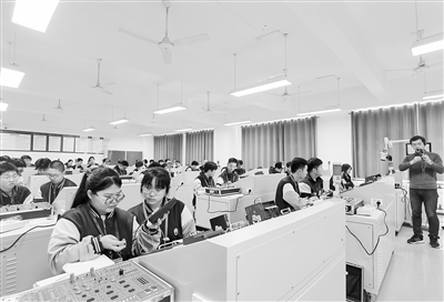 保定市職業(yè)技術(shù)教育中心職普融通實(shí)驗(yàn)班的學(xué)生在上電工技術(shù)課。陳汝健攝