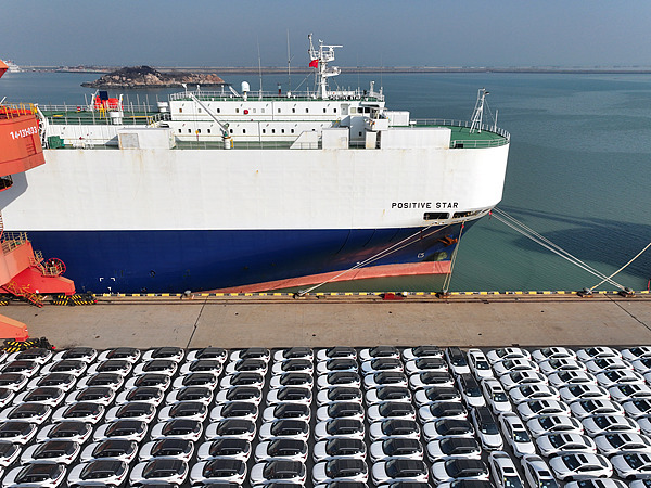 在江蘇省連云港，中國(guó)生產(chǎn)的汽車正加緊裝船出口海外。