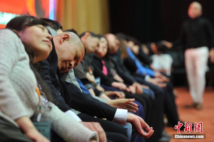 資料圖：民眾在專業(yè)催眠師的引導(dǎo)下睡覺，釋放壓力。<a target='_blank' href='/'>中新社</a>發(fā) 韋亮 攝