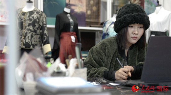1月23日,在山東省菏澤市曹縣有愛云倉直播基地,張子晨正在設計漢服。 人民網記者 袁蒙攝