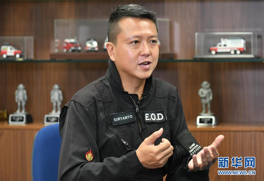 (港澳臺(tái)·香港故事·圖文互動(dòng))(1)用手觸摸二戰(zhàn)炸彈的人——訪香港警方拆彈專家