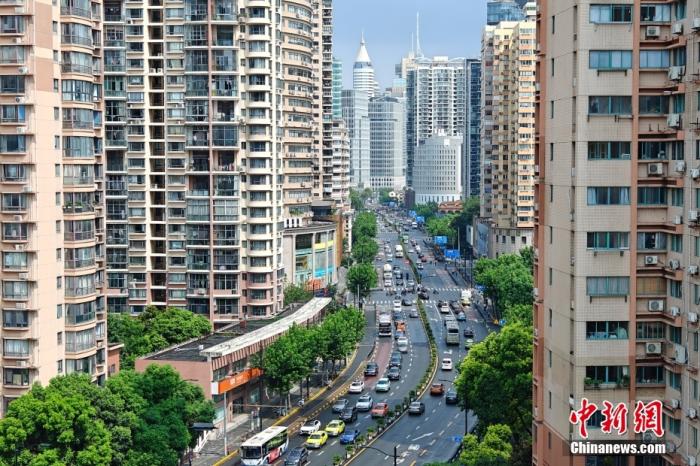 資料圖：上海黃浦區(qū)“老西門”西藏南路附近高樓林立，交通繁忙，都市風(fēng)景獨(dú)好。 /CNSphoto 王岡 攝