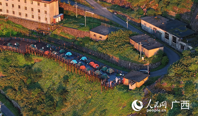 山頂露營區(qū)。人民網(wǎng) 雷琦竣攝