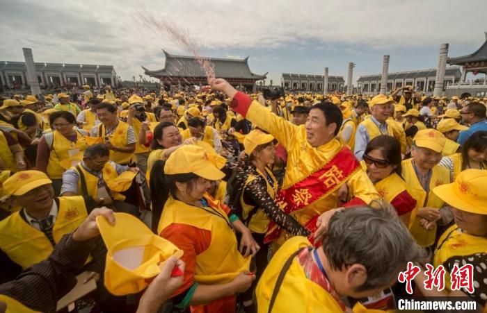 每年的世界客屬石壁祖地祭祖大典吸引著眾多海內(nèi)外客屬前來參加?！∪魇形麄鞑抗﹫D