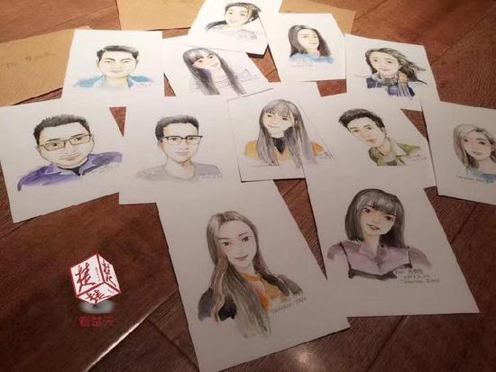 像不像？大學(xué)老師為全班畢業(yè)生畫(huà)肖像