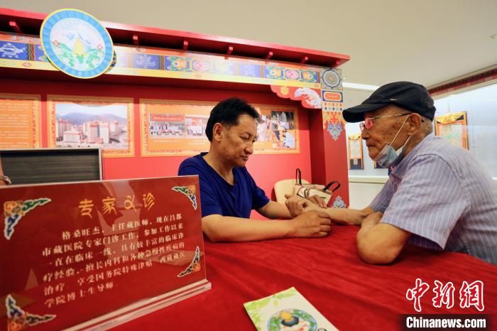 “藏韻瑰寶”藏醫(yī)四部醫(yī)典唐卡珍品展在天津美術館展出，展覽現(xiàn)場藏醫(yī)專家義診受歡迎?！⒖∩n 攝