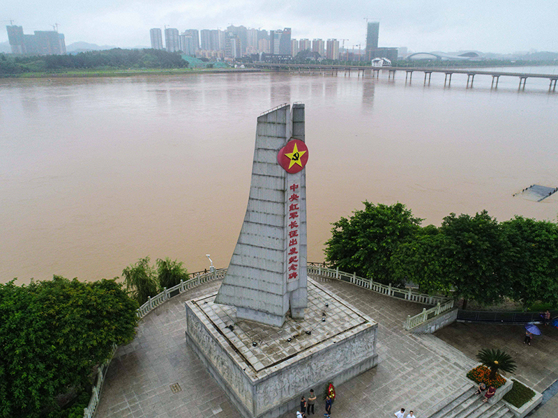這是位于江西省于都縣的中央紅軍長征出發(fā)紀(jì)念碑。