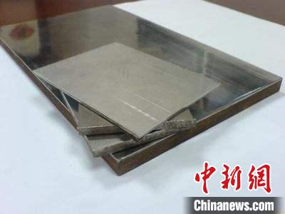 企業(yè)展示的金屬?gòu)?fù)合材料產(chǎn)品?！垕I子 攝