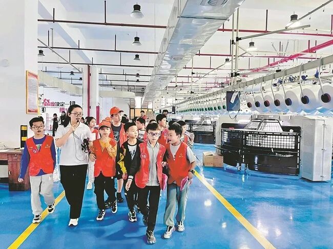 學生參觀惠安校服企業(yè)生產(chǎn)車間。惠安縣委宣傳部供圖