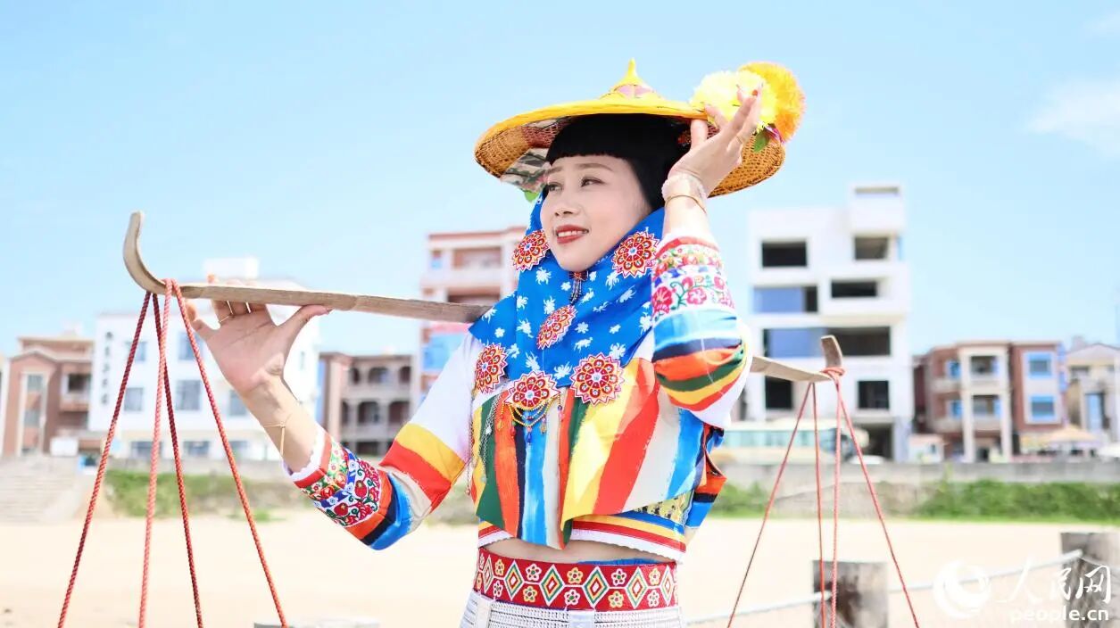 花頭巾包裹，配上寬檐黃斗笠，是惠安女獨特的“防曬套裝”。人民網(wǎng)記者 李昌乾攝
