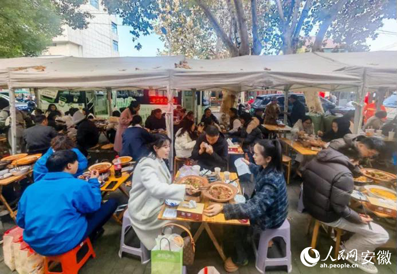 迎春街上，游客們品嘗廣德燉鍋。人民網(wǎng)記者 王銳攝