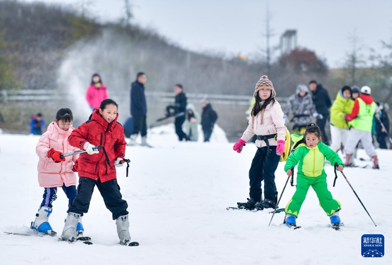 2月23日，滑雪愛好者在貴陽市高坡云頂滑雪場滑雪。新華社記者 楊文斌攝