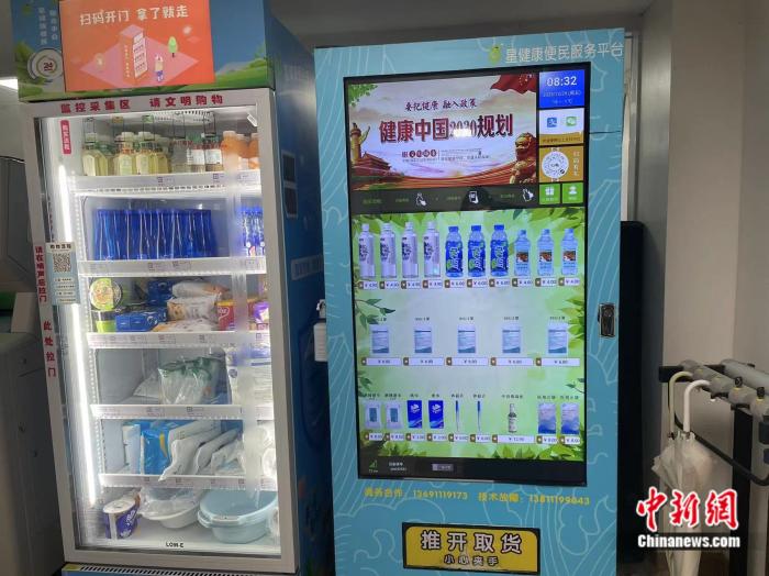 醫(yī)院里設(shè)置的飲料售賣機(jī)中包含多個(gè)品牌的電解制水 韋香惠 攝