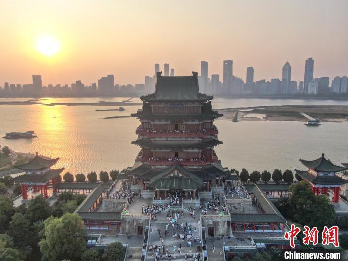 圖為航拍落日時(shí)分的滕王閣，風(fēng)景壯美，眾多游客在滕王閣內(nèi)游玩。劉力鑫 攝