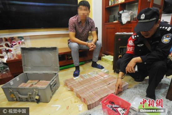 廣西南寧警方8月21日通報(bào),當(dāng)?shù)亟粘晒善粕姘附痤~15.19億元人民幣的特大傳銷案件。圖為當(dāng)場繳獲的成捆現(xiàn)金。 圖片來源:視覺中國