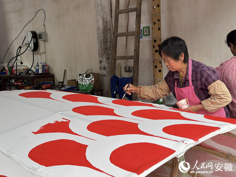 瞻淇村內(nèi)大多數(shù)村民都掌握制作魚燈的絕活。人民網(wǎng)記者 胡雨松攝