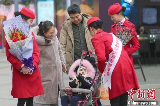 四川一高校開“浪漫”課 情人節(jié)賣花掙學(xué)分 四川一高校開“浪漫”課 情人節(jié)賣花掙學(xué)分
