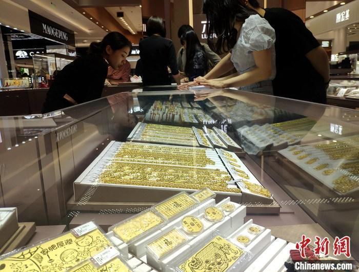 資料圖：民眾在商場(chǎng)購買黃金飾品。 <a target='_blank' href='/'>中新社</a>記者 呂明 攝