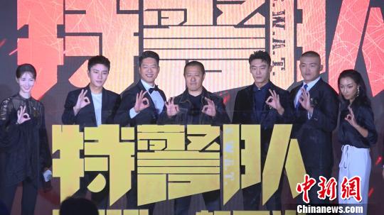 由導演丁晟所帶來的《特警隊》集結(jié)了凌瀟肅、賈乃亮、金晨等實力派演員?！】涤裾?攝