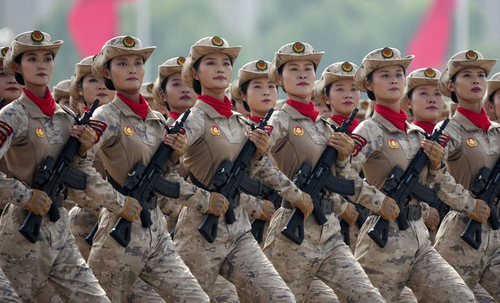 2025年9月3日,紀(jì)念中國人民抗日戰(zhàn)爭暨世界反法西斯戰(zhàn)爭勝利80周年大會(huì)在北京隆重舉行。這是民兵方隊(duì)接受檢閱。新華社記者 許暢 攝